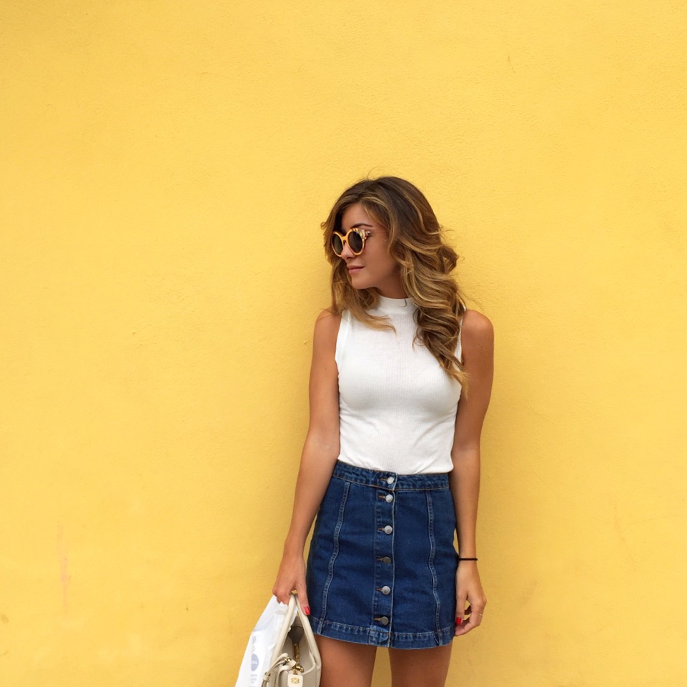 denim mini skirt outfit