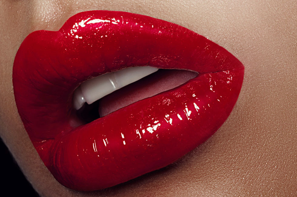 glossy red lips holiday trends
